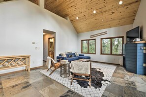 TV, fireplace, books - Durango Woodland Cabin < 2 Mi to Purgatory Skiing! (Durango)