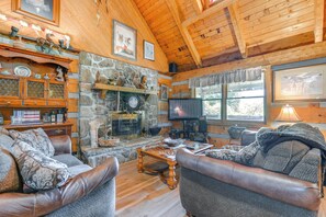 Interior - Gatlinburg Smoky Mountain Cabin ~ 1 Mi to Park! (Gatlinburg)