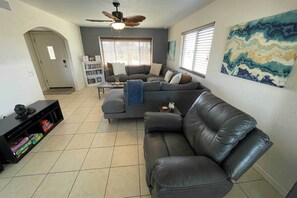 Interior - 2 Mi to Dtwn: Lake Havasu City Oasis w/ Pool (Lake Havasu City)