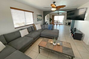 Interior - 2 Mi to Dtwn: Lake Havasu City Oasis w/ Pool (Lake Havasu City)