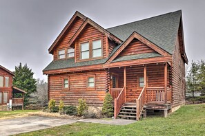 Interior - Pigeon Forge Cabin w/ Games, 1 Mi to Parkway! (Pigeon Forge)