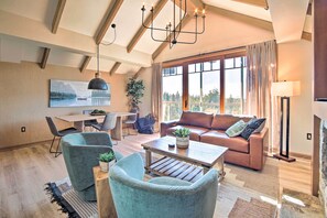 TV, fireplace, video game console - Chic Cle Elum Resort Condo w/ Pool & Mountain View (Cle Elum)