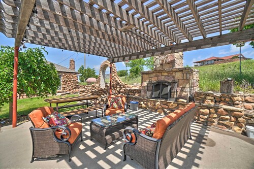 Charming Hilltop Cottage in Medicine Park!