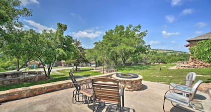Charming Hilltop Cottage in Medicine Park!
