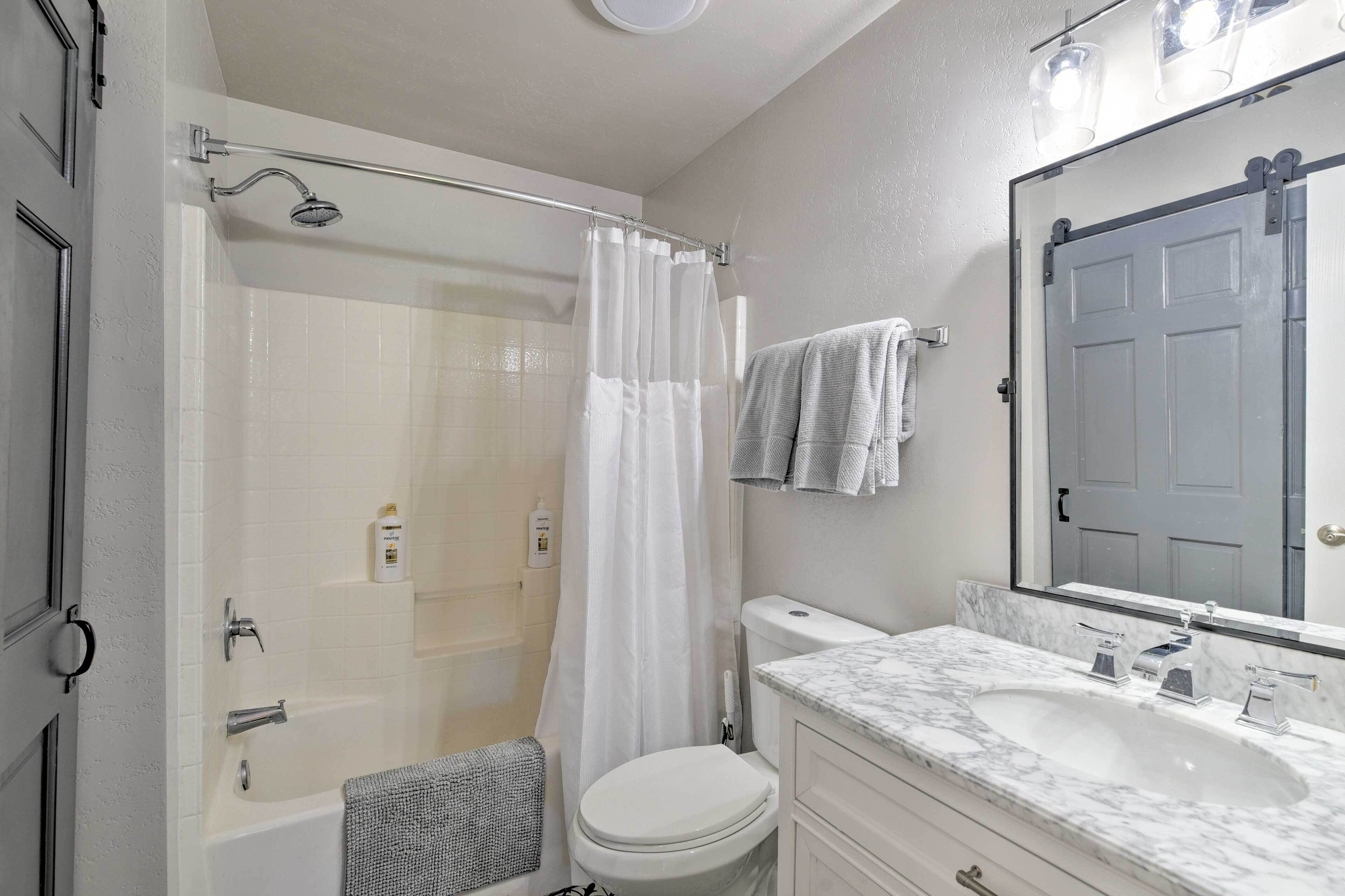 Ein Badezimmer mit Dusche, Toilette und Waschbecken.