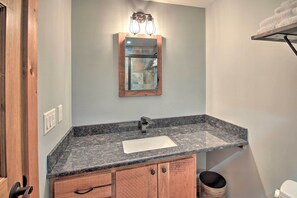 Interior - Slopeside Burke Mtn Condo w/ Amenity Access! (East Burke)