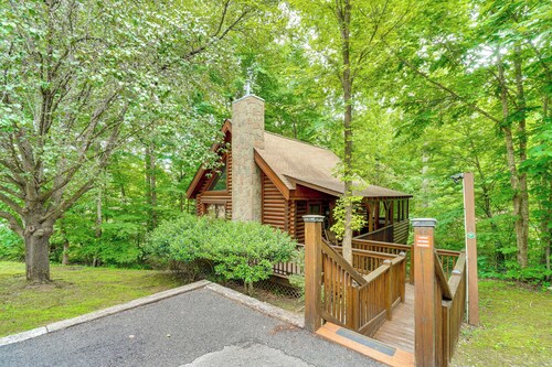 Cozy Family Cabin w/ Hot Tub ~ 4 Mi to Dollywood!