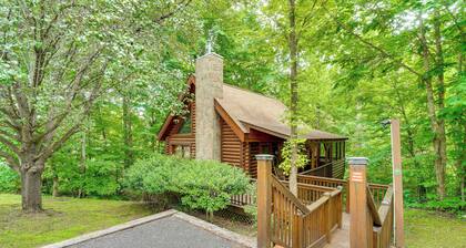 Cozy Family Cabin w/ Hot Tub ~ 4 Mi to Dollywood!