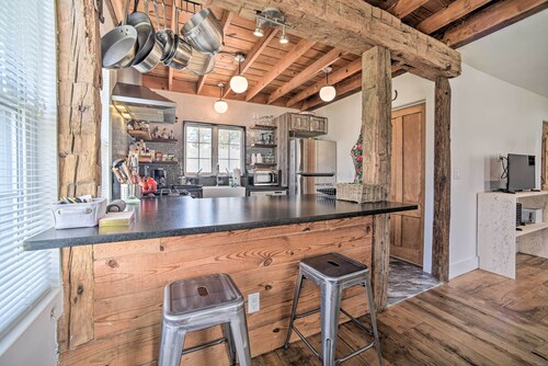 Charming Cottage w/ Yard - 2 Mi to Tinker St!