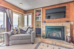 Apartment (3 Bedrooms) | Interior - 1 Mi to Slopes: Beech Mtn Retreat w/ Balcony! (Banner Elk)