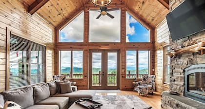 Spacious Murphy Cabin w/ Game Rooms + Mtn Views!