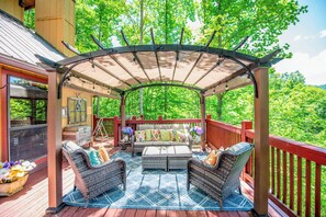 Interior - Hot Tub, Mtn Views & Fire Pit: Almond Family Cabin (Almond)
