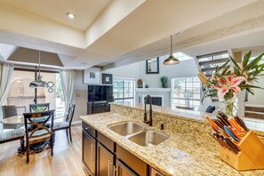 Apartment (2 Bedrooms) | Interior - 5 Mi to Hiking & Golf: Phoenix Gem w/ Pool Access (Phoenix)