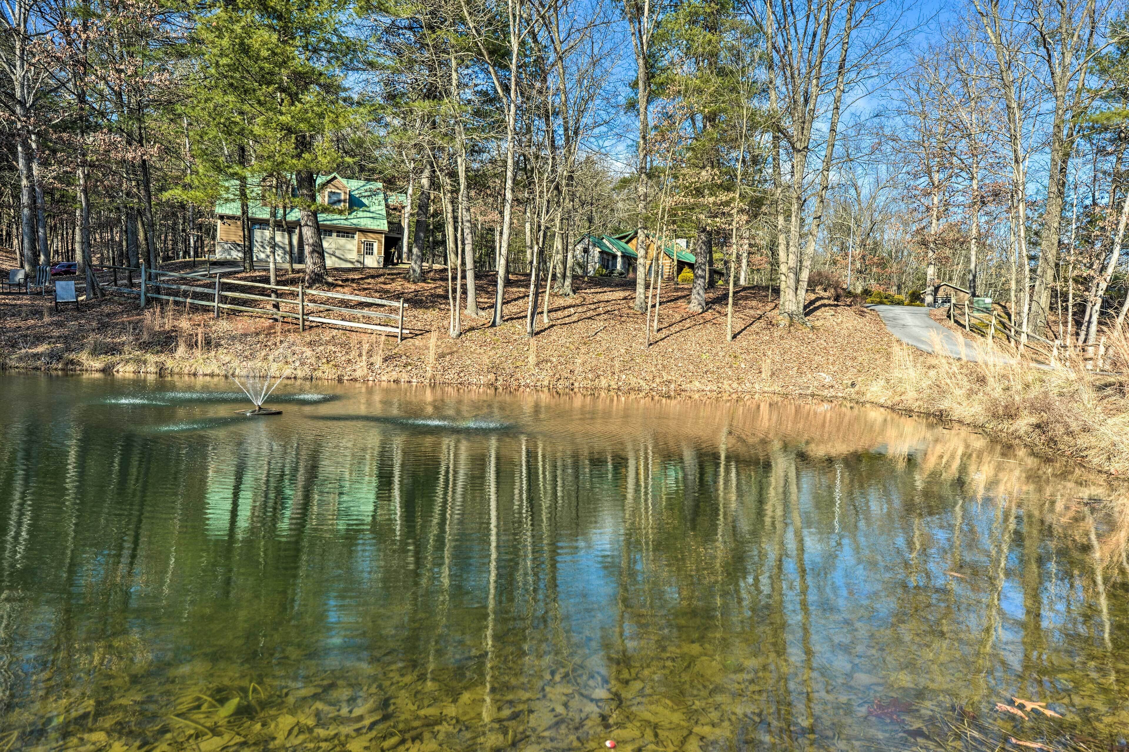 Un chalet au bord du lac, doté d’un quai, entouré d’arbres et offrant une vue sur un ciel dégagé.
