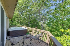 Terrace/patio - Margaritaville Oasis w/ Hot Tub: Boat & Golf! (Osage Beach)