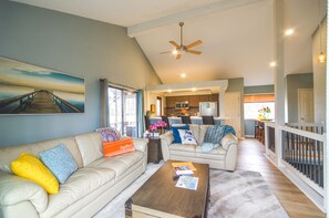 TV, fireplace, video game console - Margaritaville Oasis w/ Hot Tub: Boat & Golf! (Osage Beach)