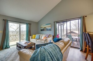 TV, fireplace, video game console - Margaritaville Oasis w/ Hot Tub: Boat & Golf! (Osage Beach)