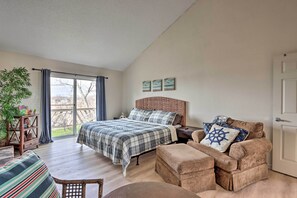 Hus (3 Bedrooms) | 3 sovrum, arbetsyta för laptop, strykjärn/strykbräda och sängkläder