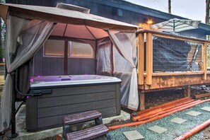 A hot tub with a canopy and a wooden deck. - Home w/ Hot Tub < 5 Miles to Rainier National Park (Mineral)