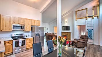 House (2 Bedrooms) | Private kitchen | Microwave, oven, stovetop, dishwasher