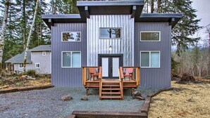 A modern two-story house with a front deck and a wooden staircase leading to the entrance. - Home w/ Hot Tub < 5 Miles to Rainier National Park (Mineral)