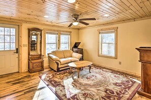 Cottage (2 Bedrooms) | Interior - Quaint Appalachian Getaway ~ 2 Mi to Boone! (Boone)