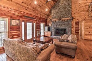 Una televisión, una chimenea