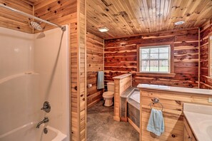 Talo (3 Bedrooms) | Kylpyhuone