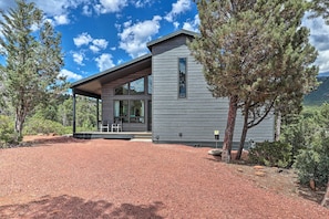 Interior - Fire Pit, Deck & Mtn Views: Upscale Pine Cabin! (Pine)