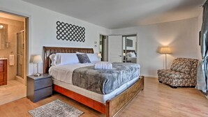 Nhà (Multiple Bedrooms) | 8 phòng ngủ, khu vực làm việc phù hợp cho laptop 