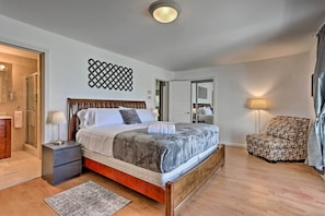 8 bedrooms, laptop workspace, iron/ironing board, free cots/infant beds - Luxe Lakefront Family Cottage: Private Beach, Dock (White Lake)