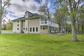 Exterior - Luxe Lakefront Family Cottage: Private Beach, Dock (White Lake)