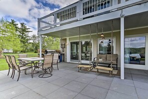Outdoor dining - Luxe Lakefront Family Cottage: Private Beach, Dock (White Lake)