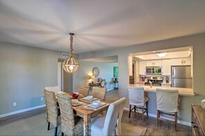 Apartment (2 Bedrooms) | Interior - Sunny Scottsdale Townhome - Walk to Trolley & Lake (Scottsdale)