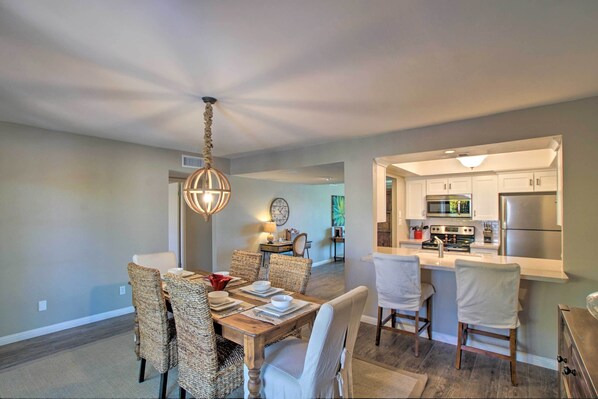 Interior - Sunny Scottsdale Townhome - Walk to Trolley & Lake (Scottsdale)