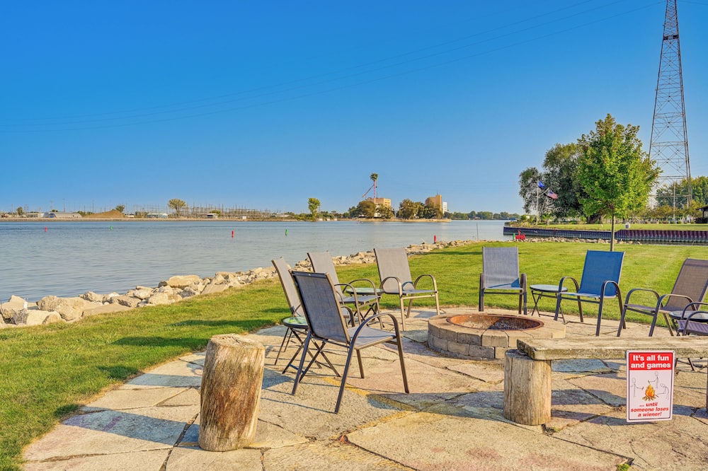 Waterfront Bay City Home w/ Dock & Boat Launch! - Zilwaukee, MI