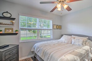 4 bedrooms, laptop workspace, iron/ironing board, bed sheets - Seminole Home: 1 Mi to Indian Shores Beach! (Seminole)