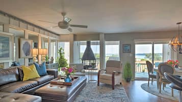 Apartment (3 Bedrooms) | Living area | TV, fireplace, DVD player, books