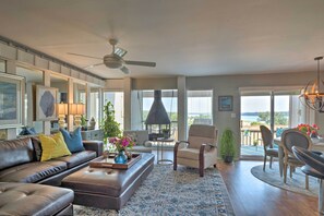 Apartment (3 Bedrooms) | Living area | TV, fireplace, DVD player, books - Waterfront Lake Travis Home w/ Pool Access! (Leander)