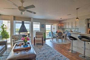 TV, fireplace, DVD player, books - Waterfront Lake Travis Home w/ Pool Access! (Leander)