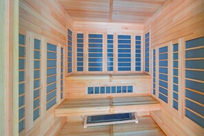 Una sauna con paredes y bancos de madera.