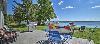 Houghton Lake Family Getaway w/ Fire Pit!