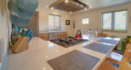 Old Town Cottonwood Cottage w/ Yard, Pets Welcome