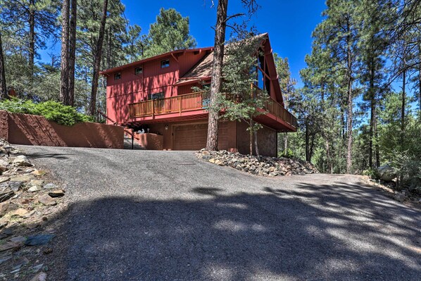 A red cabin with a balcony, surrounded by tall pine trees. - 3 Mi to Downtown: Cabin w/ Gas Grill in Prescott (Prescott)