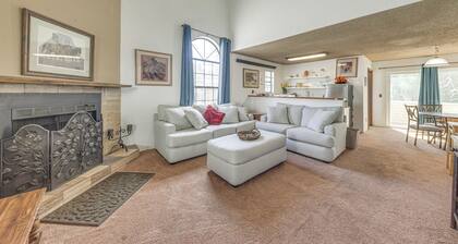 Cozy Ruidoso Condo w/ Wood-burning Fireplace!