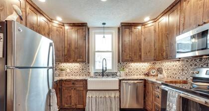 Walk to University: Dtown Laramie Home!