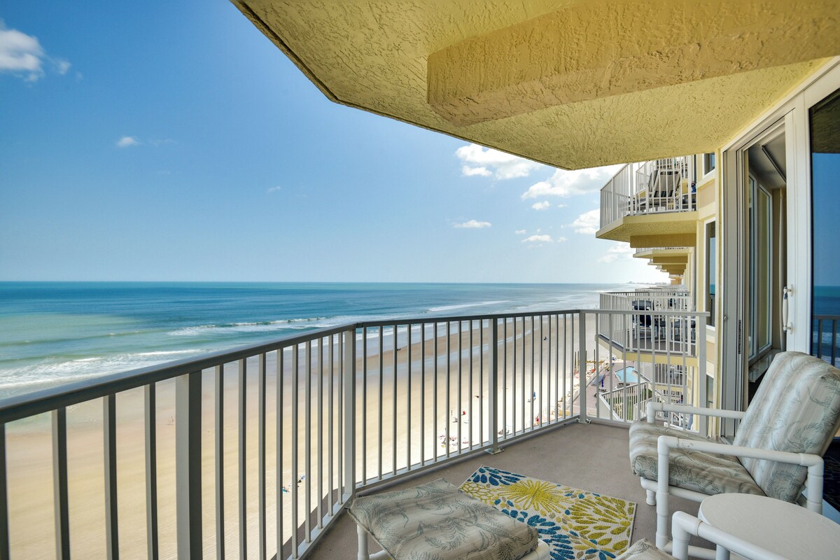 Ein Balkon mit Blick auf Strand und Meer.