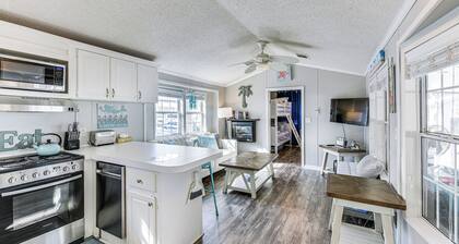 Walk to Beach: Miramar Tropical Cabana w/ Deck!