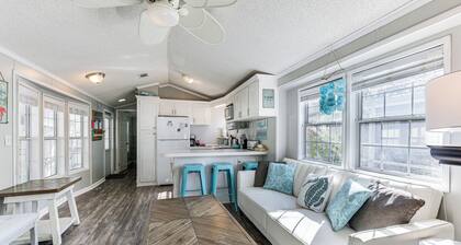 Walk to Beach: Miramar Tropical Cabana w/ Deck!