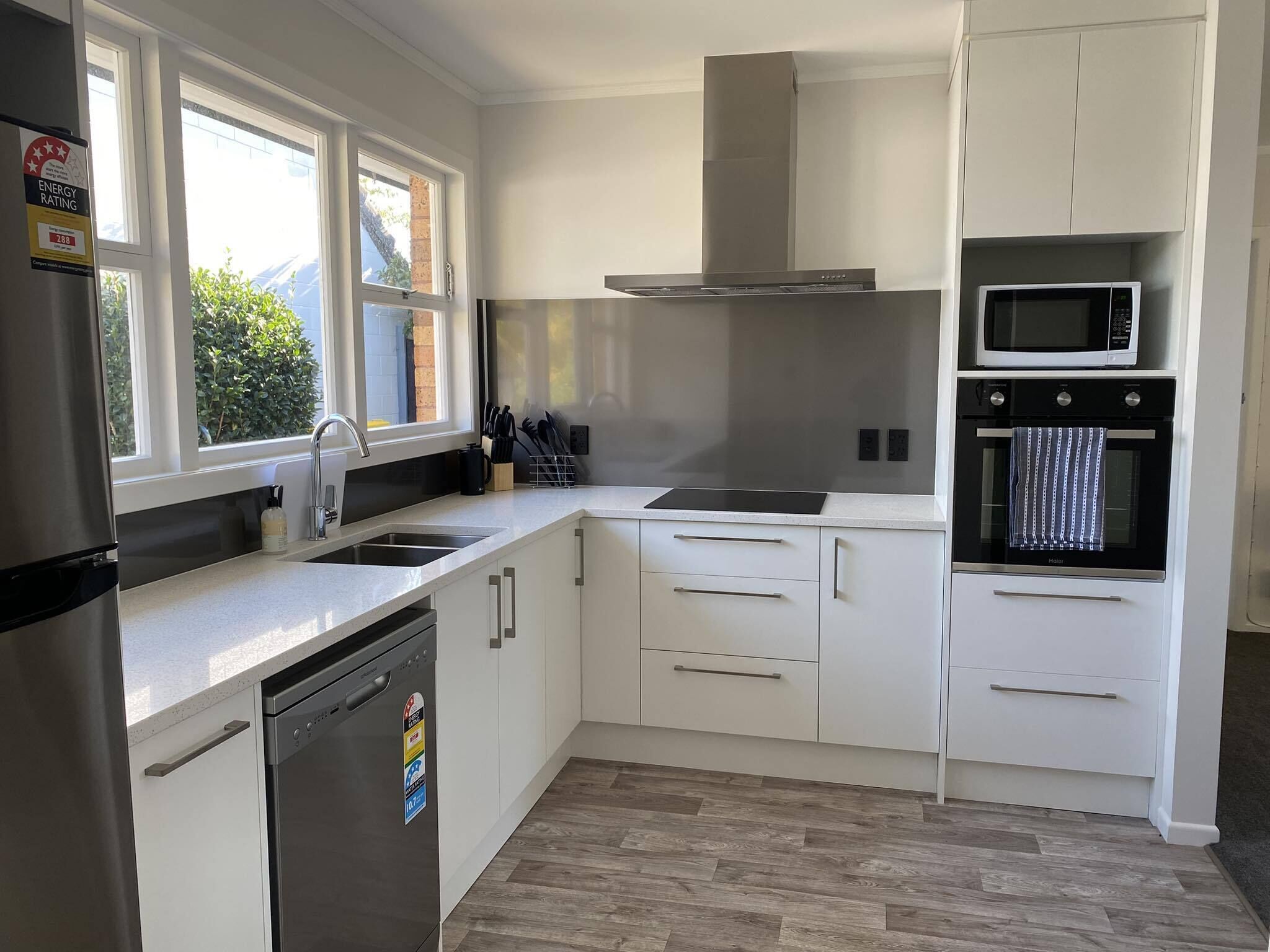 Refrigerador, microondas, horno y parrilla de estufa 